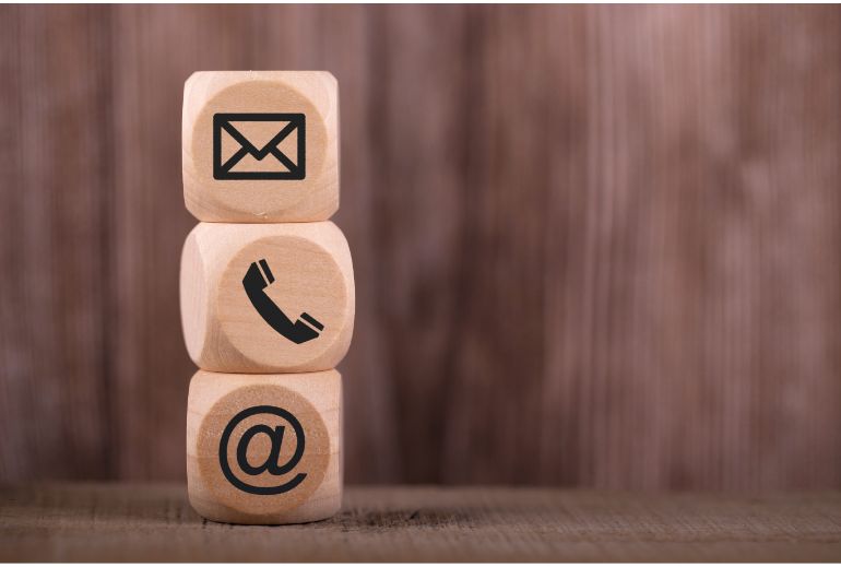 Mulher com o seu cachorro no colo, comprando acessórios da Pet Club