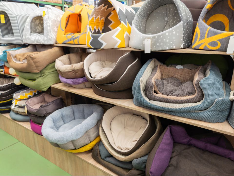Várias camas para pets, mostrando opções de conforto e segurança.